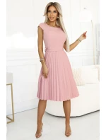 311-19 LILA Klasické plisované šaty s krátkymi rukávmi a opaskom - PUDRAL ROSE 311-19 LILA Klasické plisované šaty s krátkymi rukávmi a opaskom - PUDRAL ROSE