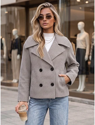 Dámsky krátky dvojradový kabát v béžovej farbe FashionStreet NY0813 Dámsky krátky dvojradový kabát v béžovej farbe FashionStreet NY0813
