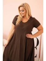 Dámske plus size šaty s krátkymi rukávmi a volánom z ľahkej viskózy v hnedej farbe Dámske plus size šaty s krátkymi rukávmi a volánom z ľahkej viskózy v hnedej farbe