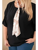 Dámska viskózna blúzka Plus size s krátkymi rukávmi a ozdobnou šatkou čierna Dámska viskózna blúzka Plus size s krátkymi rukávmi a ozdobnou šatkou čierna