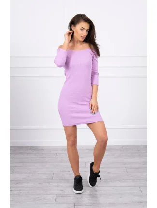Pruhované vypasované šaty vo fialovej farbe