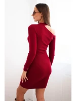 Dámske pletené šaty s dlhými rukávmi a asymetrickým výstrihom bordovej farby