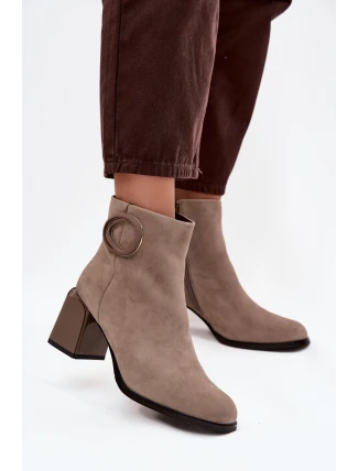 Zamszowe Botki Na Słupku Ocieplane Z Ozdobnym Detalem Artiker 57C0014 Beżowe