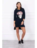 Šaty s dlhším chrbtom a farebnou potlačou v tmavo modrej farbe