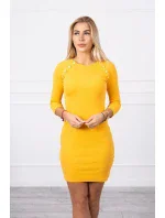 Šaty s ozdobnými gombíkmi horčicovej farby