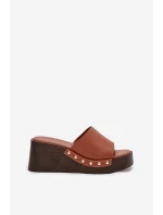 Dámské nazouváky na platformě se zlatými přezkami camel Arionne