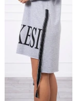 Šedé šaty s kapucňou a potlačou