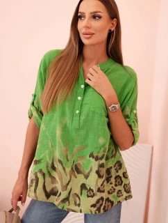 Dámske bavlnené tričko s vyhrnutými rukávmi a zvieracím vzorom zelenej farby