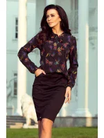 Dámska tmavo modrá blúzka s viazaním v prednej časti a so vzorom farebných vážok model 6356825 Dámska tmavo modrá blúzka s viazaním v prednej časti a so vzorom farebných vážok model 6356825