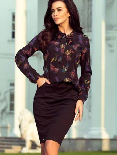 Dámska tmavo modrá blúzka s viazaním v prednej časti a so vzorom farebných vážok model 6356825