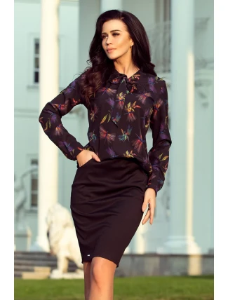 Dámska tmavo modrá blúzka s viazaním v prednej časti a so vzorom farebných vážok model 6356825 Dámska tmavo modrá blúzka s viazaním v prednej časti a so vzorom farebných vážok model 6356825