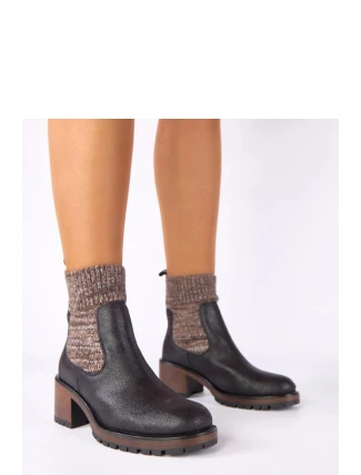 Topánky na podpätku model 222348 Solea Topánky na podpätku model 222348 Solea