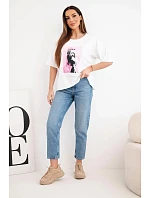 Dámska bavlnená blúzka oversize s krátkymi rukávmi a módnou potlačou biela Dámska bavlnená blúzka oversize s krátkymi rukávmi a módnou potlačou biela