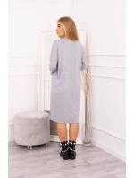 Nadmerné šedé šaty