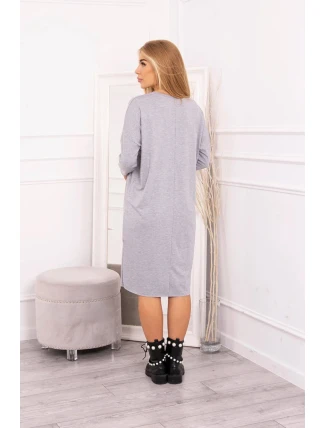 Nadmerné šedé šaty