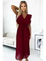 469-1 Plisované šaty s volánmi, výstrihom a opaskom - BURGUND 469-1 Plisované šaty s volánmi, výstrihom a opaskom - BURGUND