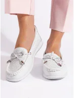 Moderné dámske biele mokasíny bez podpätku Moderné dámske biele mokasíny bez podpätku