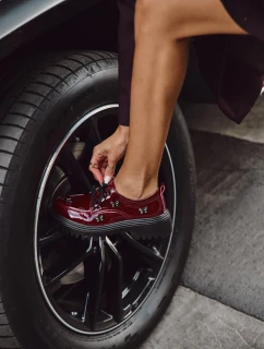 Lakierowane Skórzane Półbuty Damskie Z Przypinkami Artiker 57C0336 Bordowe