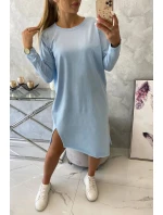 Modré šaty nadmernej veľkosti