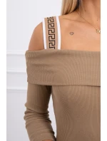 Ťavie šaty so širokými ramienkami