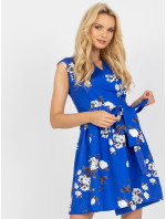 Kobaltové splývavé koktailové šaty s kvetmi