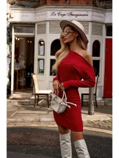 M818 Pletené šaty so spadnutými ramenami - červené