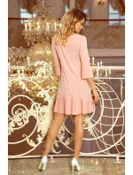 Pohodlné dámske plisované šaty v broskyňovej farbe model 7245112 Pohodlné dámske plisované šaty v broskyňovej farbe model 7245112