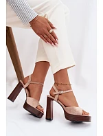 Sandále na podpätku model 226117 Vykročte štýlovo