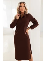 649-1 Elegantné midi šaty s golierom a bočným rozparkom - čokoládové