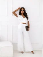 Biela dámska súprava - skladací obálkový top a široké nohavice (8178) Biela dámska súprava - skladací obálkový top a široké nohavice (8178)