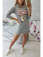 Šaty s dlhším chrbtom a farebnou potlačou šedej farby Šaty s dlhším chrbtom a farebnou potlačou šedej farby