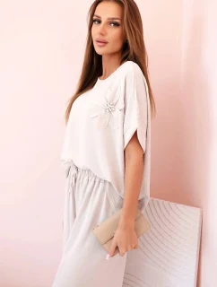 Dámsky viskózový komplet s ozdobným kvetom a širokými nohavicami tmavobéžovej farby