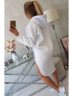 Šaty s kapucňou a bočným rázporkom bielej