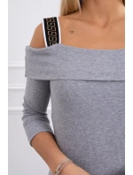 Šaty so širokými ramienkami šedej