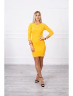 Šaty s ozdobnými gombíkmi horčicovej farby