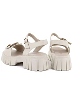 Dámske kožené sandále na platforme s béžovým zdobením Vinceza 26-79611