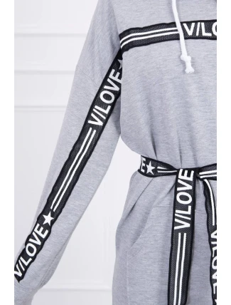 Šaty zdobené stuhou s nápisom šedá