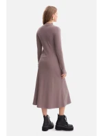 B299 Rebrované midi šaty s asymetrickým pásom - kakaové