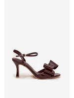 Lakierowane Sandały Na Szpilce Z Kokardą Czekoladowe Noliva
