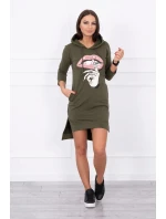 Šaty s dlhším chrbtom a farebnou khaki potlačou