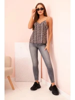 Dámsky top na ramienka s reťazou a geometrickým vzorom camel + black