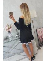 Šaty s otvorenými ramenami a čipkou čiernej