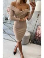 Priliehavé šaty s výstrihom do V v svetlo béžovej farbe