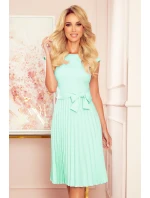 LILA - Plisované dámske šaty v mätovej farbe s krátkymi rukávmi 311-9 LILA - Plisované dámske šaty v mätovej farbe s krátkymi rukávmi 311-9