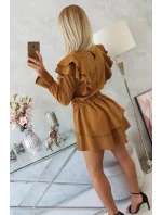 Šaty s vertikálnymi volánikmi camel