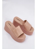 Lakierowane Klapki Damskie Na Platformie I Koturnie Beżowe Nellevia