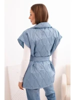 Dámska prešívaná vesta s opaskom a širokým golierom z džínsoviny