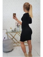 Priliehavé šaty s výrezom pod prsiami čiernej farby