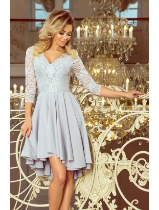 Šedé dámske šaty s čipkovaným výstrihom a dlhším zadným dielom model 7194612 Šedé dámske šaty s čipkovaným výstrihom a dlhším zadným dielom model 7194612