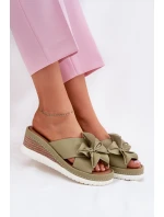 Skórzane Klapki Damskie Na Koturnie Z Ozdobnym Kwiatem Artiker 52C0503 Zielone